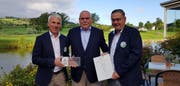Urs Dickerhof, Präsident der IG Sport Luzern (Mitte) übergibt das Diplom an Thomas Tschuppert, Präsident des Golfclub Oberkirch (links) und Vizepräsident Kurt Peter. (Bild: PD)