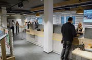 Ein «Griäzi» am Schalter begrüsst die Kunden: Blick in die neu umgebaute Postfiliale in Buochs. (Bild: Martin Uebelhart, Buochs, 7. Oktober 2019)