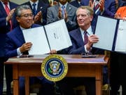 Die USA und Japan haben am Montag (Ortszeit) zwei Handelsabkommen in den Bereichen Landwirtschaft und Digitales unterzeichnet. (Bild: KEYSTONE/EPA CNP POOL/RON SACHS / POOL)