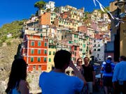Jeder will ein Selfie vor dieser Kulisse: Touristen in Riomaggiore in der Cinque Terre, Italien. (Bild: Christa Kamm-Sager)