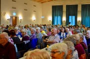 Dutzende Zuhörerinnen und Zuhörer horchen den Liedern des Chors zu. (Bild: PD)