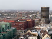 Die Bank für Internationalen Zahlungsausgleich BIZ in Basel (Turm rechts) hat sich am Montag zufrieden mit der ultralockeren Geldpolitik gezeigt und die Massnahmen vieler Notenbanken explizit gelobt. (Bild: KEYSTONE/GEORGIOS KEFALAS)