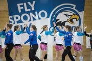 «Fly Spono Fly» auf dem Plakat.