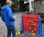 Im Schlosshof und im Schloss boten sich besondere Spielgelegenheiten.