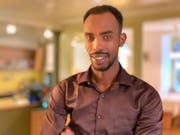 Kellner Mohammed Hussein Abdullahi kennt die Speisekarte auswendig. (Bild: PD)