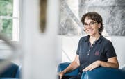 Daniela Blumer in ihrem Büro in Gerlikon. (Bild: Andrea Stalder)