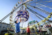 Das Riesenrad wird aufgebaut. (Bild: Ralph Ribi - 5. Oktober 2018)