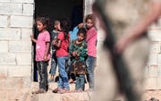 Der Aufmarsch der türkischen Truppen beginnt direkt vor ihrer Haustür: Kinder in der Kleinstadt Akcakale. (Bild: SEDAT SUNA/Keystone)