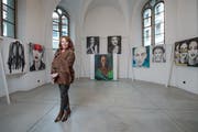 Künstlerin Cornelia Castelli in der Heiliggeistkapelle inmitten ihrer Porträts von Frauen und auch von Kleidungsstücken. Bild: Dominik Wunderli (Luzern, 4. Oktober 2019)