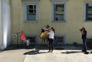 Nassplatten-Session im Freien: Urs Sohmer (hinter der Kamera) beim Einrichten des Settings.