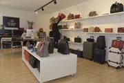 Sina Forrer bietet eine grosse Auswahl an Taschen in ihrem Laden. (Bild: Mario Testa)