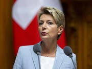 Bundesrätin Karin Keller-Sutter hat sich am Dienstag nach dem Treffen der EU-Innenminister in Luxemburg skeptisch zum Malta-Papier geäussert. Kritisiert hat sie vor allem, dass Asylsuchende ohne Prüfung ihres Asylgesuchs in andere Länder verteilt werden sollen. (Bild: KEYSTONE/PETER KLAUNZER)