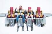Martin Arnet und seine Tochter Lynn haben auf dem «Chaos Pendel» sichtlich Spass. (Bild: Dominik Wunderli, Luzern, 8. Oktober 2019)