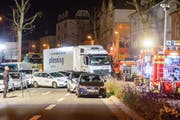 Ein gestohlener Lastwagen fährt in Autos. (Bild: KEY)