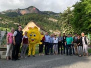 Die SVP ist mit ihrer Sonne und Kandidaten «on Tour», um Wähler zu gewinnen - wie hier in Vitznau. (Bild: PD)
