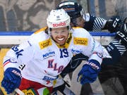 Captain Steve Kellenberger (vorne) erzielte den Siegtreffer für Kloten (Bild: KEYSTONE/TI-PRESS/ALESSANDRO CRINARI)
