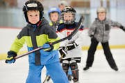 Ein zukünftiges Eishockeytalent? Teilnehmer der Eissportwoche versuchen ihre ersten Schritte auf dem Eis. (Bild: Donaro Caspari, Oktober 2016)