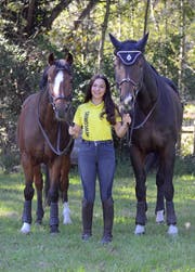 Sina Schett startet mit Cayetana (rechts) und Macho am Heimturnier in Weite. (Bild: Corinne Hanselmann)