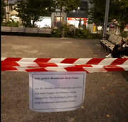 Das Bahnhofspärkli wurde abgesperrt. Ein Zettel schildert einen fiktiven Vorfall. (Bild: Screenshot/Facebook Jusosg)