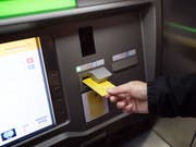 Etliche Geldautomaten der Postfinance haben derzeit Probleme mit der neuen 100er-Note. (Bild: KEYSTONE/CHRISTIAN BEUTLER)