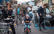 Wegen Rotlicht steht die Critical-Mass in Zürich an der Zollstrasse grad hinter dem Hauptbahnhof. (Bild: Ennio Leanza/Keystone)