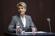 Bundesrätin Karin Keller-Sutter hält nichts vom Verteilmechanismus für Bootsmigranten. (KEYSTONE/Peter Klaunzer)