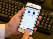 Eine elektronische Identitätskarte soll vom Staat bereitgestellt werden. Das findet ein Bündnis, das gegen das vom Parlament verabschiedete E-ID-Gesetz das Referendum ergreift. (Bild: KEYSTONE/ALEXANDRA WEY)
