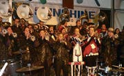 So eröffneten die Lopper-Gnome (links) und Schärbähufä 2018 die Fasnacht gemeinsam.(Bild: Kurt Liembd, Hergiswil, 6. Januar 2018)