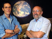 Didier Queloz und Michel Mayor entdeckten 1995 den ersten Exoplaneten bei einem sonnenähnlichen Stern. Seither wurden über 4000 Planeten bei fernen Sternen nachgewiesen. Die Exoplanetenforschung zeigt aber auch, wie einzigartig die Erde ist. (Bild: Keystone/LAURENT GILLIERON)