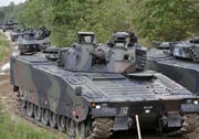 Nicht mehr in der Kiesgrube, sondern in zivilem Umfeld sind bei der Übung Raupenfahrzeuge unterwegs. (Bild: Donato Caspari, Bürglen, 14.Mai 2018)