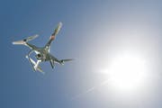 Drohnen wie dieser Quadrokopter erfreuen sich wachsender Beliebtheit. In der Aviatik sorgen sie für Unruhe. (Bild: Benjamin Manser)
