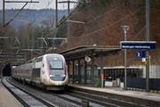 Der Bahnhof Mellingen-Heitersberg mit dem Tunneleingang zum Heitersbergtunnel. Aufgenommen am 1. Februar 2013.