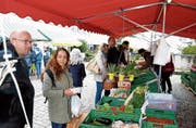 Selbst in den Herbstferien lässt sich die Stammkundschaft den Marktbesuch nicht entgehen. Bild: Christoph Heer