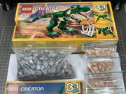 1006 Ecstasy-Pillen statt Lego-Dinosaurier: Die Eidgenössische Zollverwaltung hat im Postzentrum Mülligen (AG) ein Geschenkpäckchen mit überraschendem Inhalt entdeckt. (Bild: Eidg. Zollverwaltung)