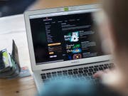 In der Schweiz weist rund jeder fünfte Spieler von Online-Glücksspielen ein risikoreiches oder pathologisches Verhalten auf. Das ergab eine Studie. (Bild: KEYSTONE/GAETAN BALLY)