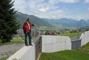 Der Stanser Gemeinderat Peter Kaiser vor dem Sammler Hostatt der Hochwasserschutzverbauung Kniri West. (Bild: Matthias Piazza, Stans, 3. September 2009)