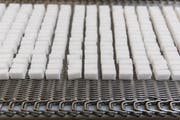 Zuckerwürfel aus der Zuckerfabrik Aarberg. (Bild: Peter Klaunzer/Keystone)