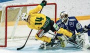 In der 51. Minute bezwingt Michael Loosli den Zuger Goalie Gianluca Zaetta zum 2:1. Den Vorsprung brachten die Gäste aber nicht über die Zeit. (Bild: Philipp Hegglin/EVZ)