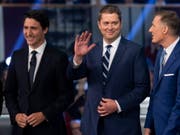 Der Konservative Andrew Scheer (Mitte) hat am Montag in einer Debatte zur Wahl den kanadischen Premier Justin Trudeau (links) stark kritisiert. (Bild: KEYSTONE/AP The Canadian Press/JUSTIN TANG)