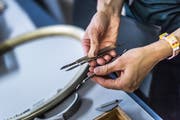 Sara Allemann arbeitet mit Instrumenten, wie sie Chirurgen und Zahnärzte verwenden.