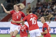 Trifft in speziellem Spiel: Ana-Maria Crnogorcevic (links). (Peter Schneider/Keystone)