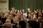 Symbolbild einer Abstimmung bei einer Gemeindeversammlung. (Bild: Pius Amrein, Sempach, 30. November 2016)