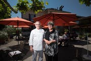 Peter und Silvia Runge wirten in der «Villa am See» und holten erneut 16 Punkte beim «Gault Millau». (Bild: Benjamin Manser, 7. Juni 2019)