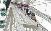 Schwindelfrei: Arbeiter montieren auf dem Spelteriniplatz das Riesenrad für den Herbstjahrmarkt. (Bild: Hanspeter Schiess)