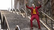 Unheimliche Verwandlung: Mietclown Arthur (Joaquin Phoenix) wird in «Joker» zur Galionsfigur der Aufständischen. (Bild: Warner Bros.)