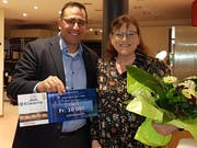 Fortunato Garofano, Präsident des Kiwanis Clubs St.Gallen-Vadian überreicht der Regionalleiterin der Kinderspitex, Astrid Baumgartner, den Scheck. (Bild: PD)