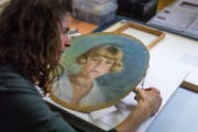 Sara arbeitet gerade an einem Porträt, das vom bekannten Appenzeller Künstler Carl August Liner stammt. Schadhafte Stellen bessert sie mit Japanpapier aus.