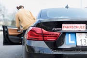 Da einer Frau bei einer Kontrollfahrt einen Fehler unterlief, verweigerte ihr das Luzerner Strassenverkehrsamt den Schweizer Führerausweis. (Bild: Gaetan Bally/Keystone)