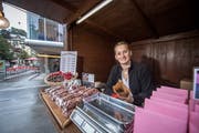 Berlinda Ademi verkauft neu beim Löwenplatz Marroni. (Bild: Pius Amrein, Luzern, 4. Oktober 2019)