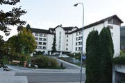 Der achtstöckige Neubau mit 22 Wohnungen wird, im vorderen Teil links, auf dem Areal der bestehenden Alterswohnungen Wetti entstehen. (Bild: Thomas Schwizer)